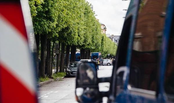 Samochody policyjne secruing Street podczas żółte kamizelki protest — Zdjęcie stockowe