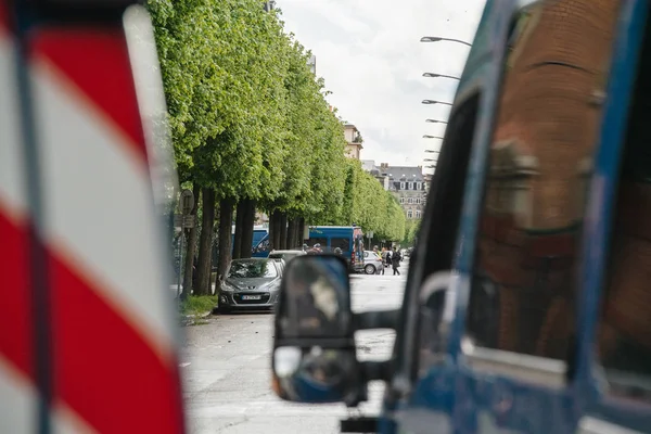 Polizeiwagen durchsuchen Zufahrt zur rue rene schickele — Stockfoto
