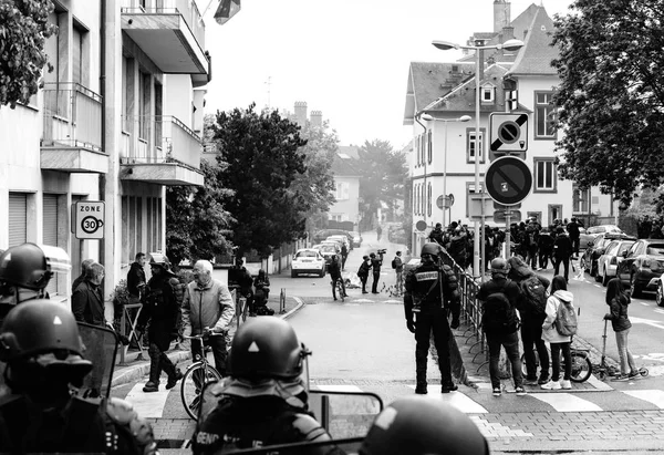 Vista trasera de los policías y periodistas franceses — Foto de Stock