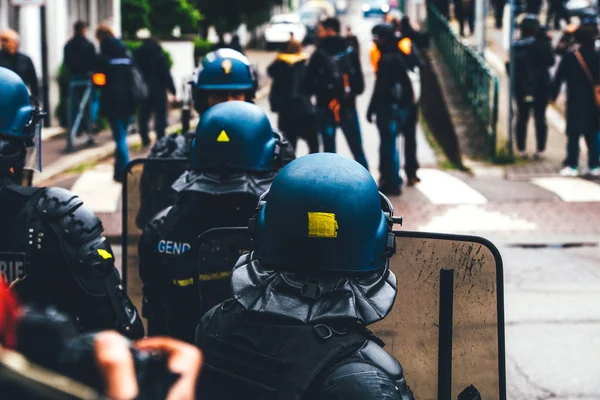 Vista del oído de los agentes de policía mirando a los periodistas chalecos amarillos protesta —  Fotos de Stock