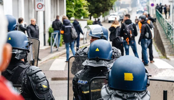 Vista del oído de los agentes de policía mirando a los periodistas chalecos amarillos protesta — Foto de Stock