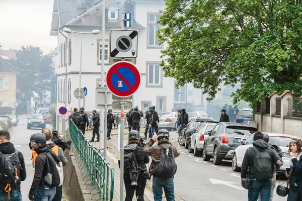 Bakifrån av journalister som rapporterar gula västar protester — Stockfoto