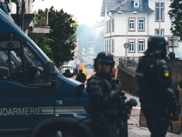 Dos policías con máscara de gas lacrimógeno rue Rene Schickele — Foto de Stock