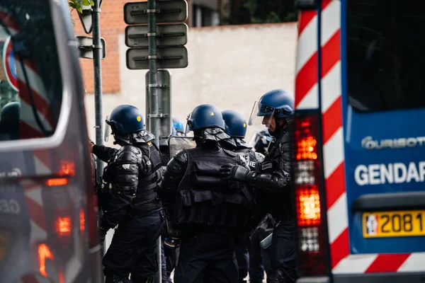 Bakifrån av franska poliser gendarmes på gula västar protest — Stockfoto