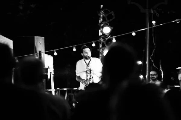 Achteraanzicht van mensen silhouet zang saxofoon — Stockfoto