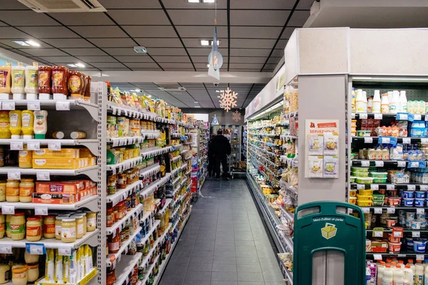 Множество продуктов внутри большого супермаркета — стоковое фото