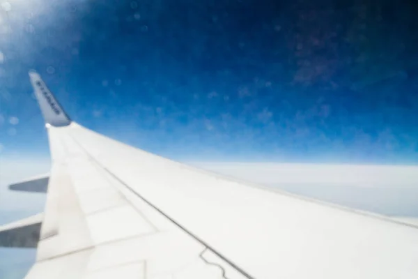 Αποεστιασμένη πτέρυγα αεροπλάνο δει μέσα από παγωμένο παράθυρο — Φωτογραφία Αρχείου