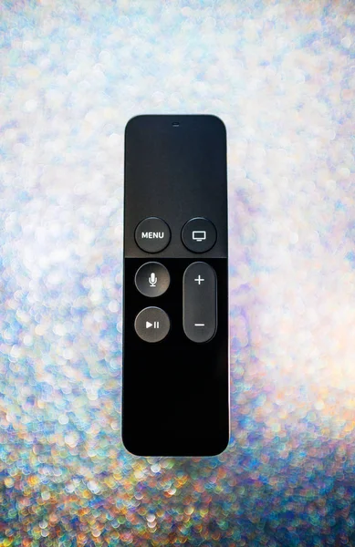 Siri ışıltı arka plan ile yeni Apple Tv 4k uzaktan kumanda — Stok fotoğraf
