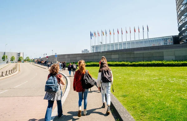 Avrupa Parlamentosu Strazburg yürüyüş Kızlar genç — Stok fotoğraf