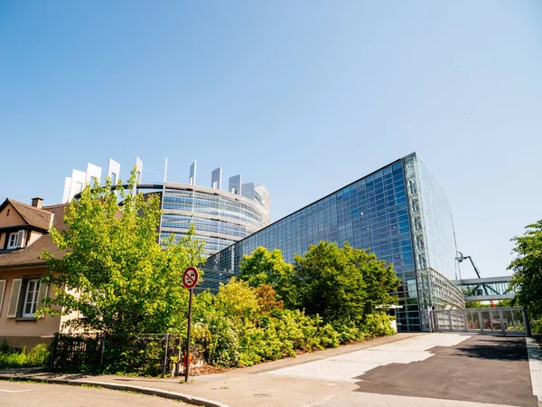 Tylna fasada Parlamentu Europejskiego w Strasburgu z rezydentem — Zdjęcie stockowe