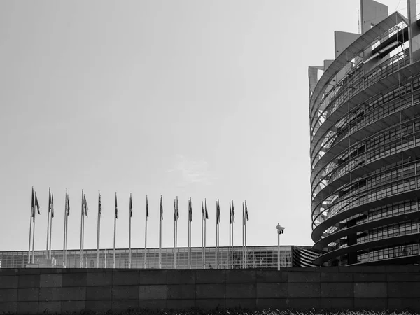 Vue latérale du siège du Parlement européen à Strasbourg — Photo