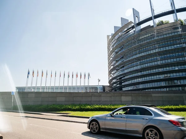 Mercedes Benz E клас Срібний виконавчий автомобіль Європейський парламент — стокове фото