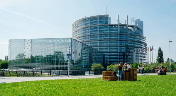Молоді дівчата мають розважаючий Європейський парламент у Страсбурзі. — стокове фото