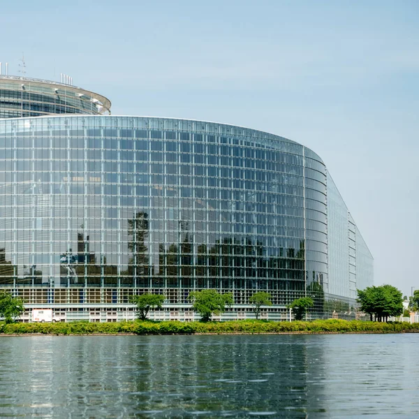 Здание штаб-квартиры Европейского парламента в Страсбурге — стоковое фото