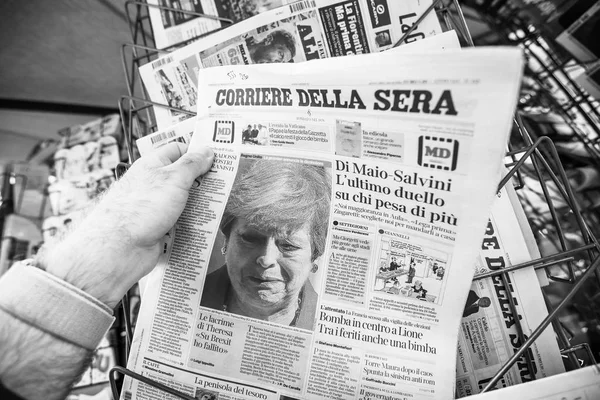 Giornale italiano sulle dimissioni di Theresa May chiosco — Foto Stock