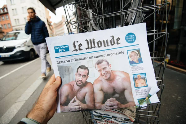 Emmanuel Macron e Alexandre Benalla na capa do jornal — Fotografia de Stock