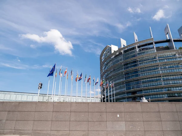 Sede del Parlamento Europeo con todas las banderas de los miembros europeos — Foto de Stock