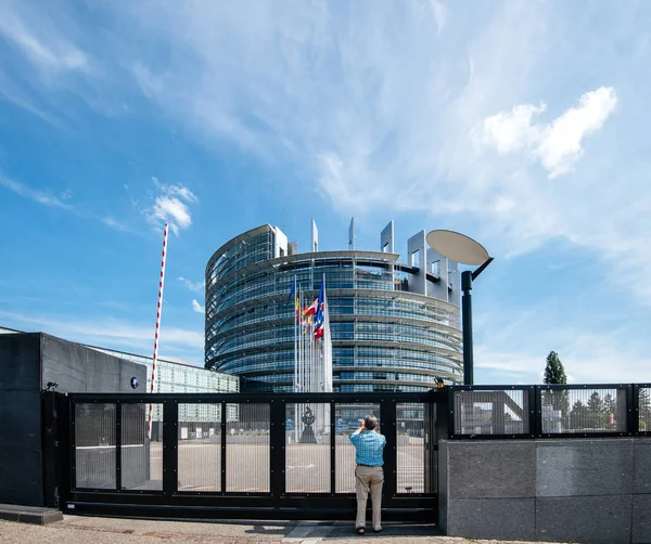 Człowiek biorę zdjęcie na smartfonie Parlament Europejski — Zdjęcie stockowe