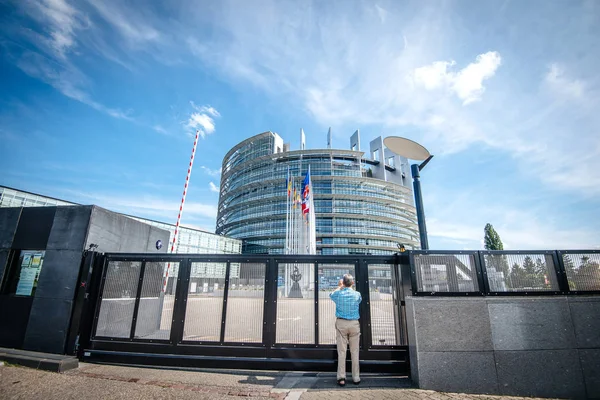 Чоловік приймаючи фото на смартфоні Європейський парламент — стокове фото