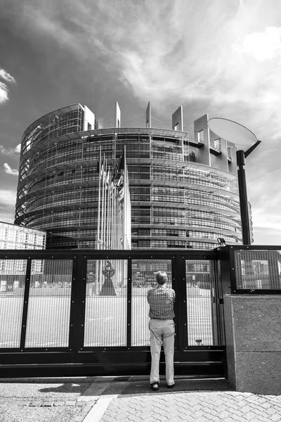 Homme prenant des photos sur smartphone Parlement européen — Photo
