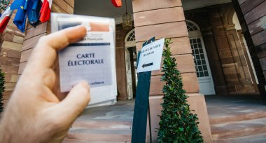 Adam el tutan Seçmenler araba Fransız Carte Electorale seçim günü 