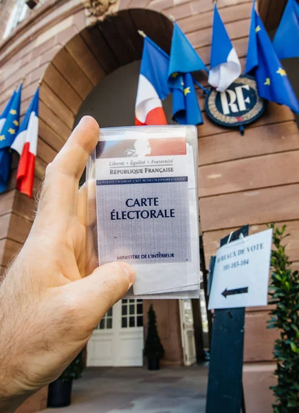 Homme tenant la main Voiture des électeurs Carte Française Électorale jour du scrutin — Photo