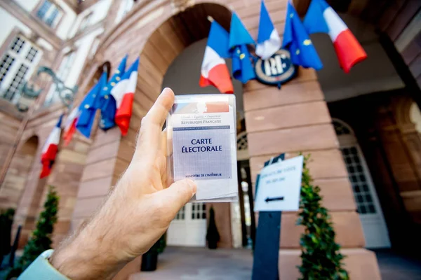 Людина рука тримає виборців автомобіль Французька карт день виборів — стокове фото