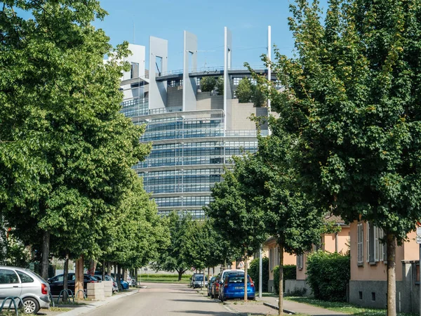 Штаб-квартира Європейського парламенту видно з вулиці Allee du Printemps — стокове фото