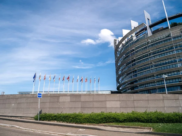 Siège du Parlement européen avec tous les drapeaux des députés européens — Photo