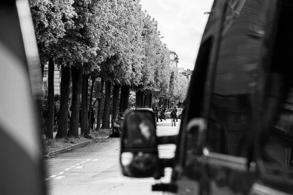 Vista através de esquadrão polícia gerdarms oficiais secruing rua — Fotografia de Stock