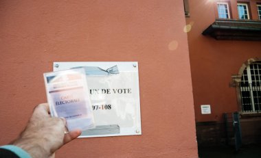 Seçmen in arabasını tutan adam Fransız Carte Sandık Merkezi 