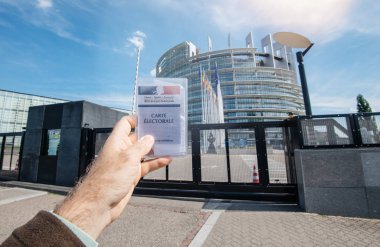 Seçmen arabası Fransız Carte Electorale Avrupa Parlamentosu tutan bir el 