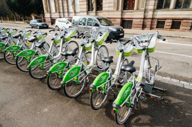  Birden fazla park edilmiş Velhop bisiklet kiralama hizmeti satırları