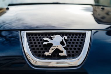 Peugeot Fransız ca Aslan logotipi ön görünümü
