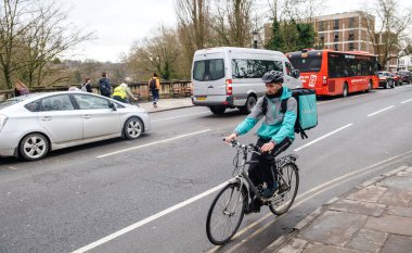 Deliveroo App ile Öğrenci yarı zamanlı iş adam teslimat gıda