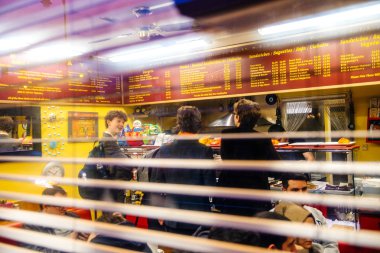 Üç genç arkadaşın panjur penceresinden görüntüle 