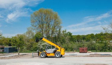 Boş inşaat alanında yeni sarı forklift 