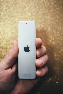 Modern Apple Tv 4k uzaktan kumanda tutan adam el