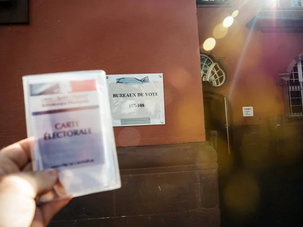 Чоловік рука тримає автомобіль виборця Французька Виборча дільниця — стокове фото