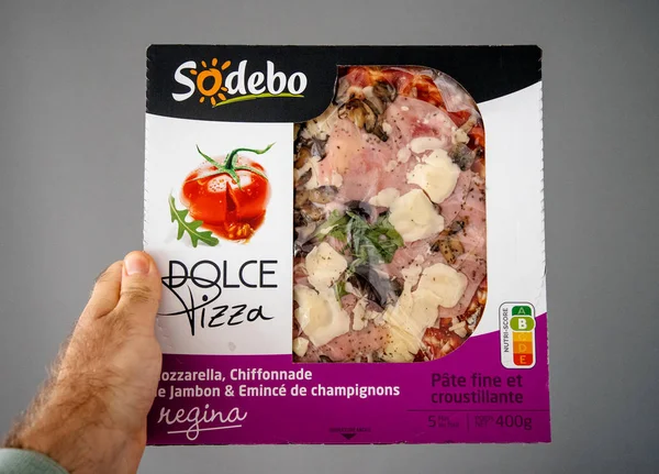 Hombre de mano sosteniendo caja de pizza fondo gris —  Fotos de Stock