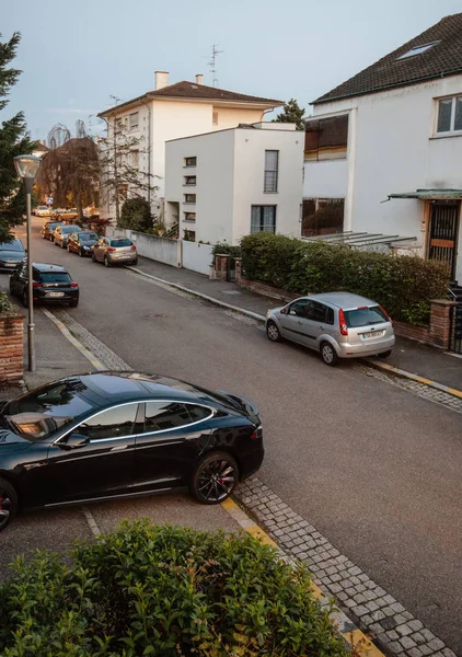 Blick von oben auf die Französische Straße mit Tesla-Auto — Stockfoto