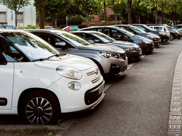 Filas de coches aparcados en el barrio residencial — Foto de Stock