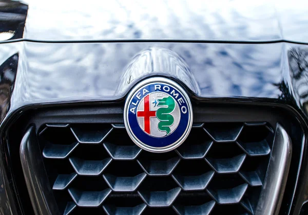 Vista frontal del logotipo de Alfa Romeo — Foto de Stock