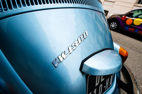 Vista trasera de la vendimia VW Volskwagen 1300 coche escarabajo azul — Foto de Stock