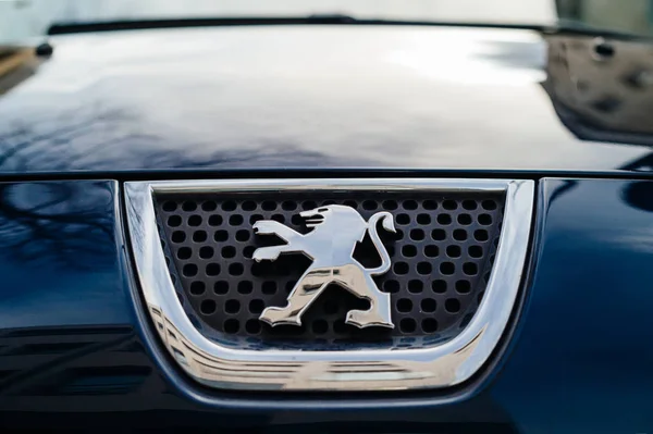 Vista frontale del Lion logotipo di Peugeot francese ca — Foto Stock