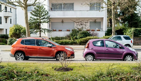 İki Peugeot araba sokak park — Stok fotoğraf