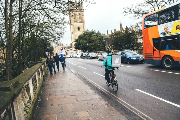 Student part time job man delivery food with Deliveroo App — Stock Photo, Image