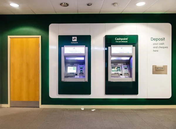 Lloyds Bank Ücretsiz nakit Çekme Atm makineleri — Stok fotoğraf