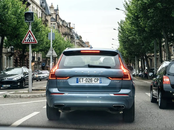 Ανοιχτό μπλε Volvo XC60 δπερίπου SUV δρόμος οδήγησης — Φωτογραφία Αρχείου