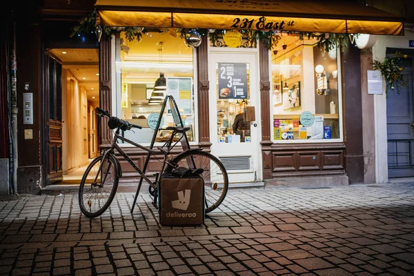 Cykel, restaurang och Deliveroo transporterar Thermo Box — Stockfoto